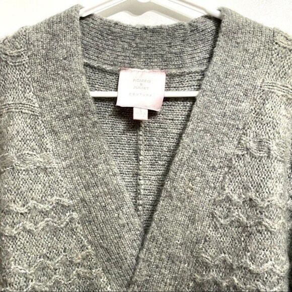 Romeo & Juliet Couture gray wool v neck sweater 3/4 sleeve top size small 55B2 - Picture 3 of 12
